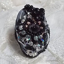 Bague F&eacute;erie Black, une tr&egrave;s grande bague avec des Cristaux et une tr&egrave;s belle soie.